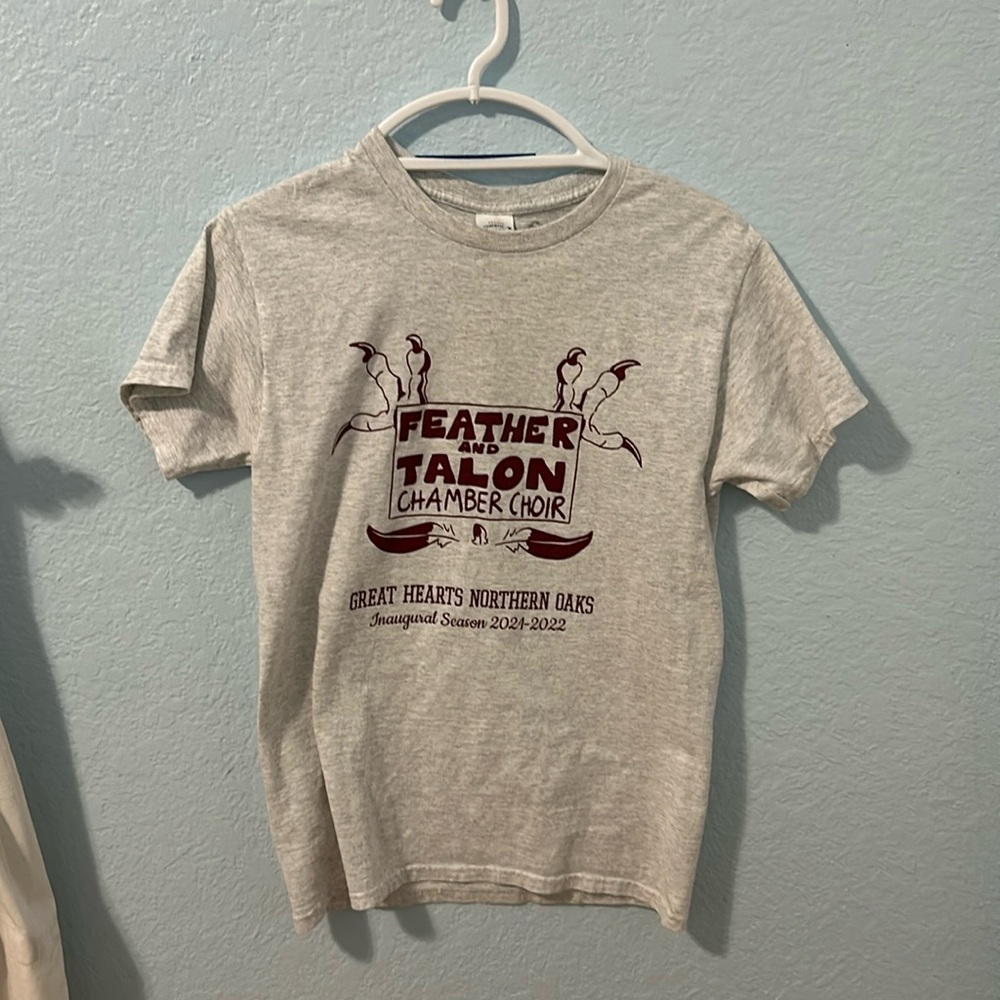 Small light gray pattered tshirt
